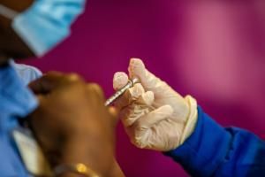 Covid : cinq milliards de doses de vaccins administrées dans le monde 
