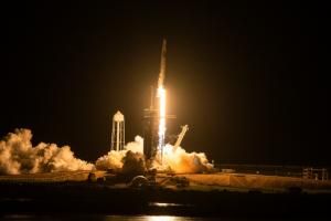 Les premiers touristes de SpaceX ont entamé leur croisière spatiale