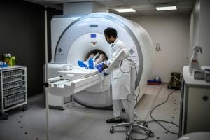 Un patient atteint d'un cancer passe une IRM à l'hôpital Henri Mondor de Créteil, le 5 juin 2019 © AFP/Archives Stéphane de Sakutin