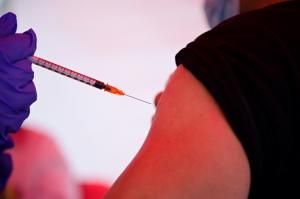 Les vaccins efficaces à 90% contre les formes graves du Covid-19, selon une étude française