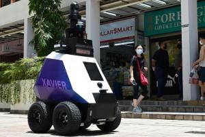 Des robots patrouilleurs à Singapour suscitent des craintes sur une surveillance exacerbée