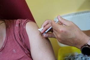 Vaccins ARN : risque de myocardite et péricardite confirmé mais peu fréquent, selon une étude