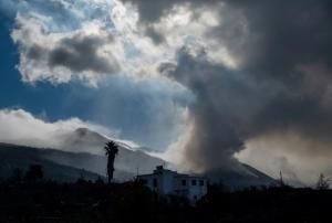 Un nuage de cendres et de fumée au-dessus du volcan Cumbre Vieja, le 12 décembre 2021 sur l'île de La Palma, aux Canaries © AFP PIERRE-PHILIPPE MARCOU