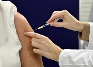 Faut-il forcer les gens à se faire vacciner ? Un débat ancien aux clivages profonds
