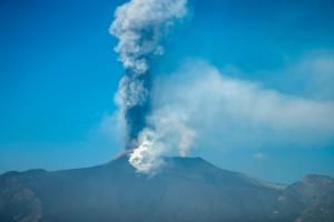 Italie : l’Etna crache des cendres, l’aéroport de Catane ferme 