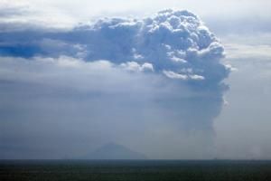 Indonésie : l’Anak Krakatoa en éruption, nuage de cendres de 3 km de haut