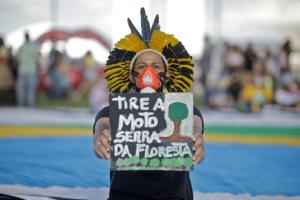 Un indigène manifeste contre la déforestation à Brasilia, le 9 mars 2022 au Brésil © AFP/Archives Sergio Lima