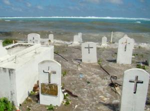 Un cimetière inondé par l'océan dans l'atoll de Majuro, dans les Îles Marshall, en décembre 2008 © AFP GIFF JOHNSON