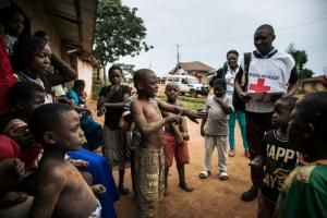 Des membres de la Croix-Rouge sensibilisent la population au virus Ebola, à Beni, dans l'Est de la RD Congo, proche de l'Ouganda, le 31 août 2022 © AFP ALEXIS HUGUET