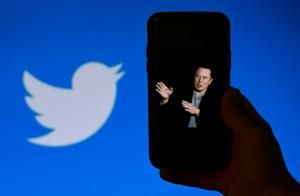 Un téléphone avec une photo d'Elon Musk avec en fond le logo Twitter, le 4 octobre 2022, à Washington © AFP OLIVIER DOULIERY
