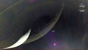 Après un survol de la Lune, la capsule Orion entame son retour vers la Terre