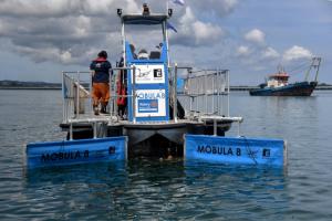 Un bateau de dépollution contre le fléau du plastique en mer à Bali