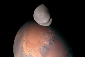 La petite lune martienne Deimos observée par la sonde spatiale des Émirats