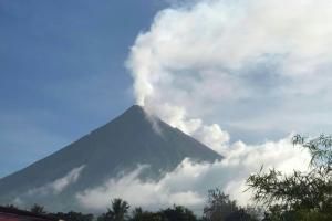 Philippines : un volcan crache cendres et gaz toxiques, des milliers d’évacués 