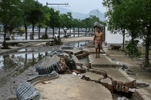 Ni eau ni électricité : le nettoyage débute à Pékin frappé par le déluge