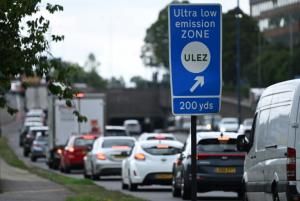 À Londres, l&#039;extension controversée de la taxe pour véhicules polluants entre en vigueur