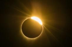Qu&#039;espèrent apprendre les scientifiques de l&#039;éclipse totale aux Etats-Unis?