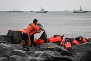 Aux Philippines, les garde-côtes tentent de contenir une nappe de pétrole