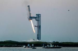 SpaceX réussit à rattraper une partie de sa mégafusée Starship, une première 