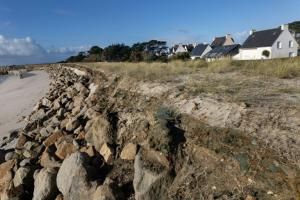 En Bretagne, on rase des maisons pour éviter leur submersion