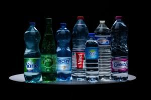 Scandale des eaux minérales : l’enquête sénatoriale déplore « une dissimulation » par l’État et des contrôles toujours défaillants 