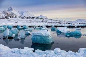 Au Groenland, la glace a fondu 17 fois plus vite que la moyenne en mai, selon le réseau WWA