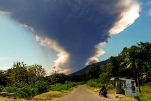 Indonésie : plus d’une vingtaine de vols annulés après l’éruption d’un volcan 