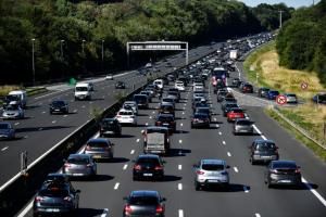 Rouler en chargeant sa batterie : deux solutions de « route électrique » testées en France