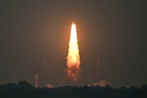 L’Inde place sur orbite un gros satellite de télécommunications