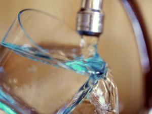 PFAS : l'Anses confirme l'omniprésence d'un polluant éternel dans l'eau, le TFA