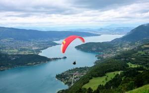 Des substances toxiques d'usure de pneus en grande quantité dans le lac d'Annecy, selon une association
