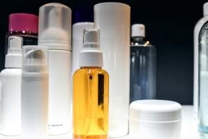 Utiliser moins de cosmétiques fait baisser rapidement la trace de polluants dans le corps, selon une étude 