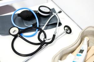 Ebola : un médecin testé positif en France à son retour de RDC, des cas contacts isolés 