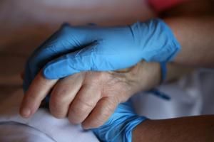 L’aide à mourir plus utilisée par les plus pauvres ? Une idée non soutenue par les études disponibles 