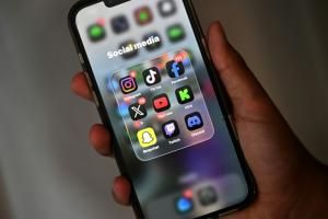 L’Australie annonce doubler les amendes pour violation de l’interdiction des réseaux sociaux aux mineurs 