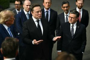 Sous la tutelle de Trump, les patrons de l'IA promettent de s'auto-réguler 