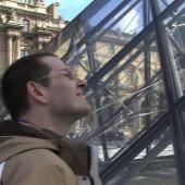_en_see_video_of Un physicien à la pyramide du Louvre