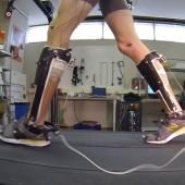 Un exosquelette pour mieux marcher