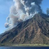 Après l’éruption du Stromboli, l’île se réveille sous les cendres 