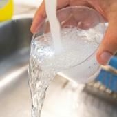 Microplastiques dans l’eau potable : risques encore faibles pour la santé selon l’OMS 