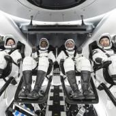 Une fusée SpaceX en route vers la station spatiale avec quatre astronautes