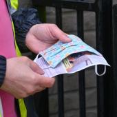 Face au variant britannique, le port de certains masques en tissu déconseillé