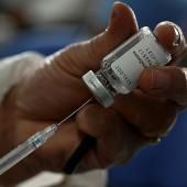 Virus : le régulateur européen « convaincu » des bénéfices du vaccin AstraZeneca