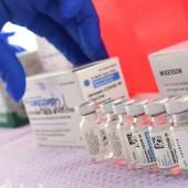 Le vaccin Johnson &amp; Johnson mis en pause
