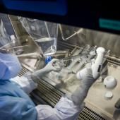 Dans l&#039;usine BioNTech, la fabrication minutieuse du vaccin anti-Covid-19