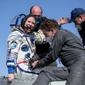 Retour sur terre de deux cosmonautes russes et une astronaute américaine