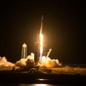 Les premiers touristes de SpaceX ont entamé leur croisière spatiale