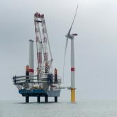 La première éolienne offshore de France installée au parc de Saint-Nazaire