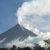 Philippines : un volcan crache cendres et gaz toxiques, des milliers d’évacués 