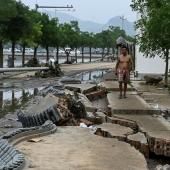 Ni eau ni électricité : le nettoyage débute à Pékin frappé par le déluge